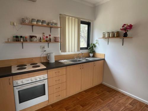 Η κουζίνα ή μικρή κουζίνα στο Cosy Cottage in Geraldton - "Moresby Rest"