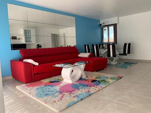 een woonkamer met een rode bank en een tapijt bij grand appartement a louer vue sur seine in Melun