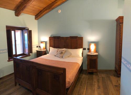 - une chambre avec un grand lit et 2 tables de chevet dans l'établissement Cascina Coste, à Roppolo