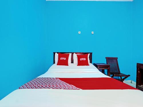 מיטה או מיטות בחדר ב-OYO 92407 Hotel Alaska