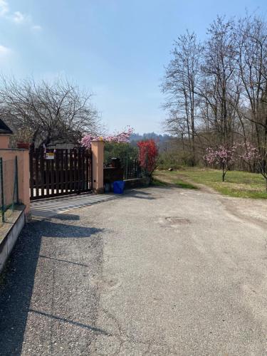 eine Auffahrt eines Hauses mit einem Zaun in der Unterkunft Casa Vacanze AURELIA in Biandronno