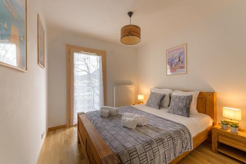 - une chambre avec un lit avec deux animaux rembourrés dans l'établissement ST JORIOZ centre - Appartement Lac et Semnoz 6pax, LLA Selections by Location lac Annecy, à Saint-Jorioz