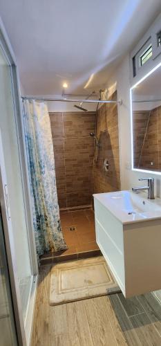 y baño con lavabo y ducha. en Pink house en San Lucas Tolimán