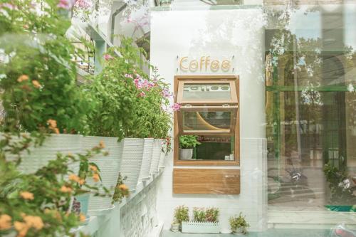 una cafetería con una puerta de madera en un edificio en Dahill 196 Dalat, en Da Lat