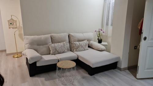 sala de estar con sofá blanco y mesa en CASA HUERTA SOFIA, en Murcia