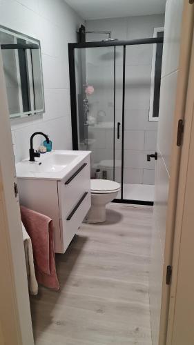 ein Badezimmer mit einem weißen Waschbecken und einer Toilette in der Unterkunft CASA HUERTA SOFIA in Murcia
