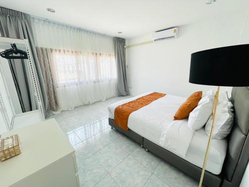 Кровать или кровати в номере Richmond Guesthouse Haad Rin