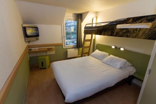 um quarto de hotel com uma cama e um beliche em Ibis Budget Boulogne-Sur-Mer Centre les Ports em Boulogne-sur-Mer