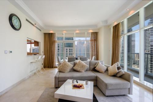 Гостиная зона в Dubai Marina 3 Bedroom Suite with Full Marina View