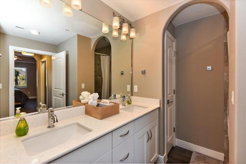 baño con lavabo y espejo grande en W106-Kokopelli Suite-Ground Floor 3-bedroom Pool view en St. George
