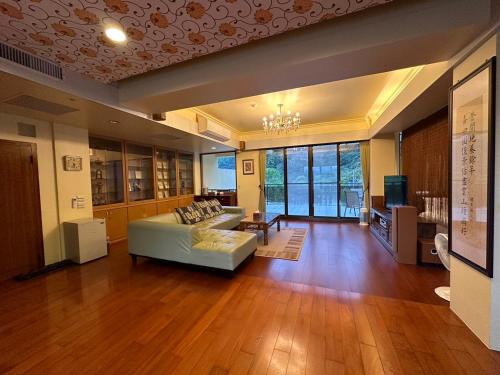 een woonkamer met een bank en een tafel bij 德隆行館 in Yilan