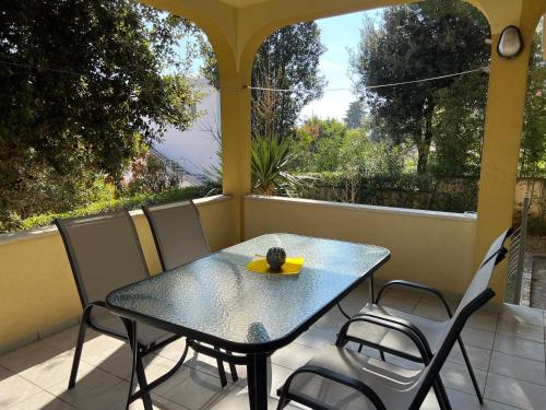 un patio con tavolo e sedie e vista su un cortile di Villa Adriana & Peppino a Pješčana Uvala