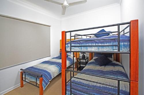 2 Etagenbetten in einem Zimmer mit einer Tafel in der Unterkunft Turquoise Escape in Jurien Bay