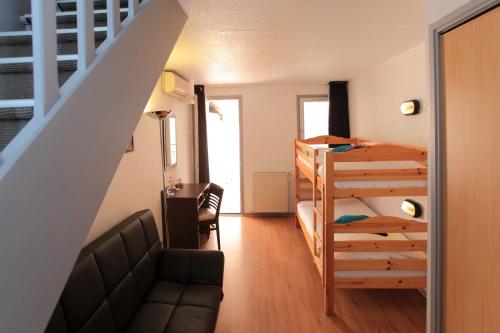 Cette chambre dispose d'un escalier et de lits superposés. dans l'établissement Hôtel Castellane, à Toulouse