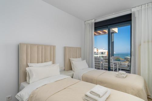 2 Betten in einem Zimmer mit Meerblick in der Unterkunft Middel Views flat in El Higueron Ref 64 in Fuengirola