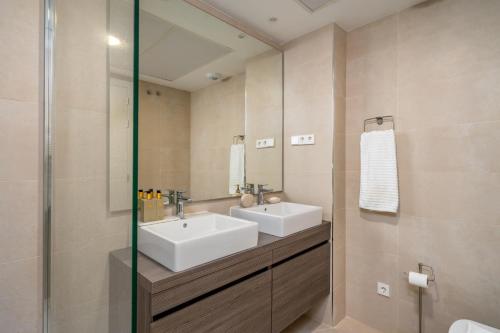 ein Badezimmer mit 2 Waschbecken und einem Spiegel in der Unterkunft Middel Views flat in El Higueron Ref 64 in Fuengirola