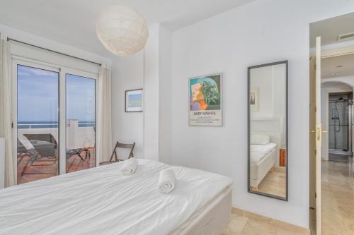- une chambre avec un lit et une vue sur l'océan dans l'établissement Fuengirola apartment close to the beach Ref 06, à Torremolinos