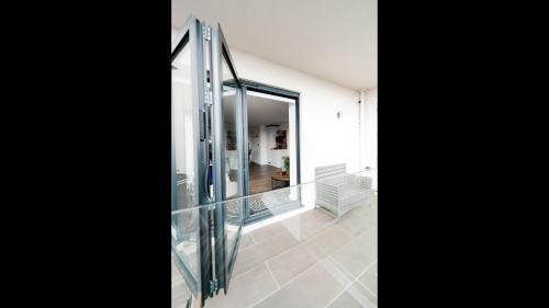 een kamer met glazen wanden en een hal bij Brand New Beachfront Ground floor with garden 2 Bed apartment 6 Guests in Bournemouth