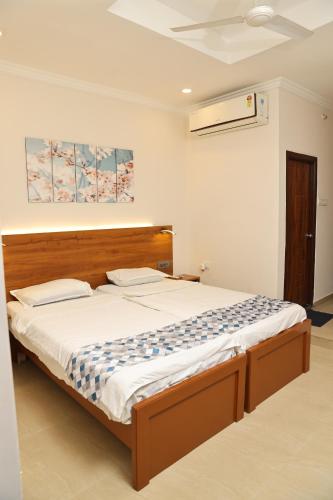 1 dormitorio con 1 cama grande en una habitación en Cosy Banjara Guest House, en Hyderabad