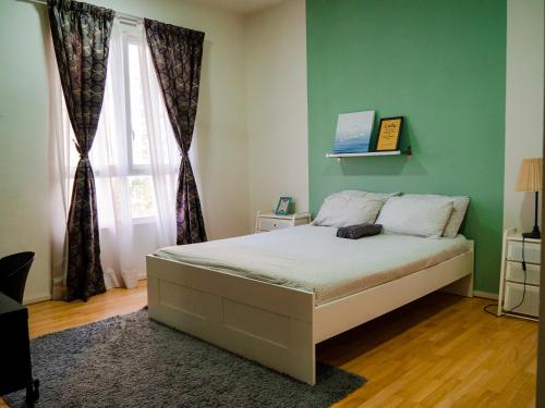 - une chambre avec un lit et une fenêtre dans l'établissement Getaway Residence at Cyberjaya, à Cyberjaya