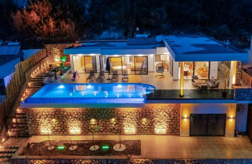 a house with a swimming pool at night at Villa Vilara „Luxus Villa mit Traumaussicht“ in Kas
