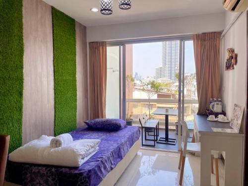 Un pat sau paturi într-o cameră la Baan Sabai Rama IV Apartment