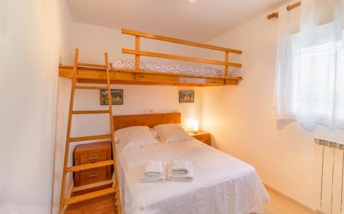 1 dormitorio con 1 litera con sábanas blancas en Casa Ozcoidi, acogedor alojamiento con jardín y piscina en el centro de Navarra, en Pitillas