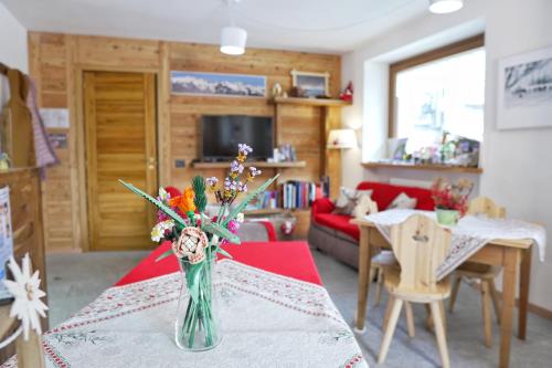 um vaso de flores numa mesa numa sala de estar em Fohre1748 em Gressoney-La-Trinité