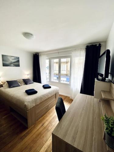 une chambre avec un lit et une table dedans dans l'établissement *L’appart d’Éden* au coeur de vichy, à Vichy