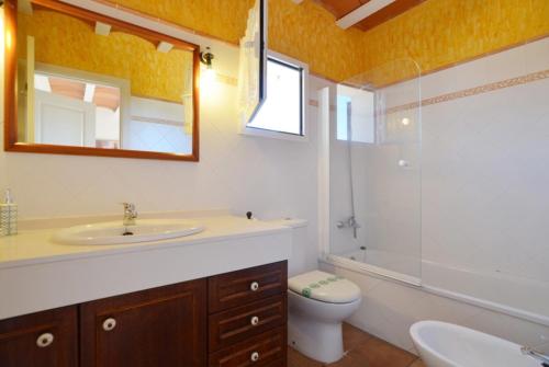 Koupelna v ubytování Club Villamar - Cala Llevado 40