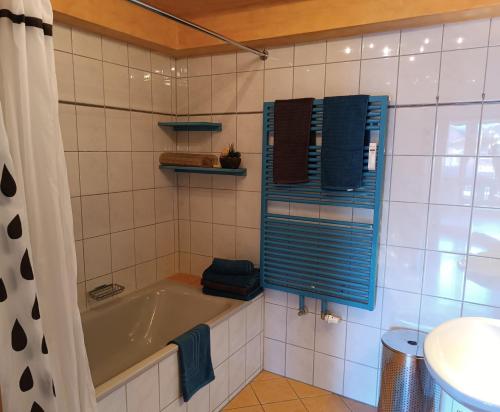 La salle de bains est pourvue d'une baignoire et d'un lavabo. dans l'établissement Akelei, à Obermaiselstein