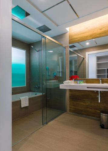 a bathroom with a shower and a sink and a tub at Playalinda in Roquetas de Mar
