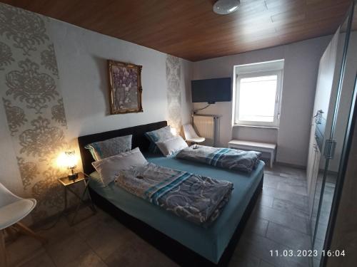 a small bedroom with a bed and a window at Ferienhaus Laila in Hochstetten-Dhaun