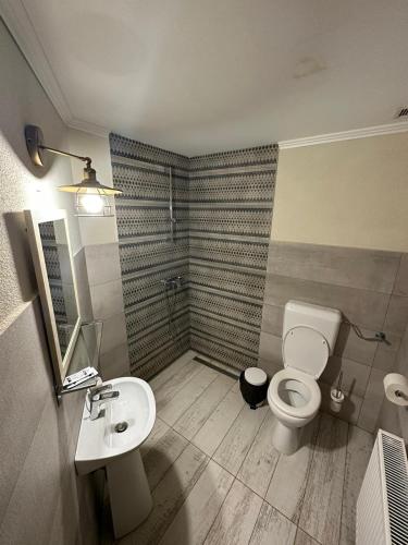 uma casa de banho com um WC e um lavatório em ROUTE79 em Oradea