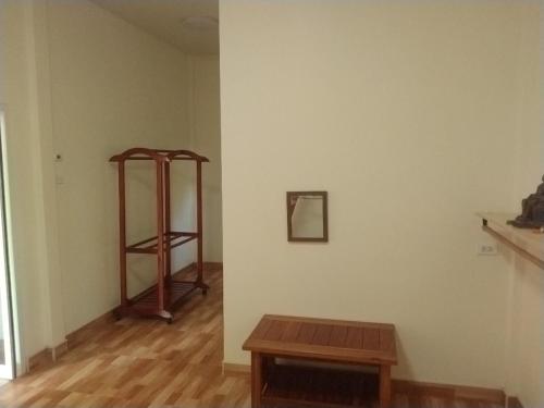 um quarto com uma mesa de madeira e uma prateleira em Apartment em Prachuap Khiri Khan