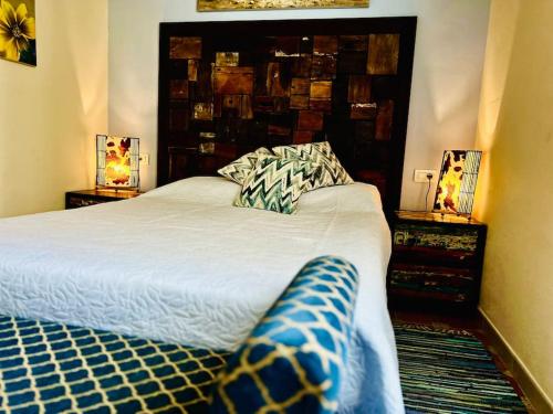 1 dormitorio con 1 cama y 2 mesitas de noche con lámparas en Elegant apartment in Amarilla Golf - FW 411, en San Miguel de Abona