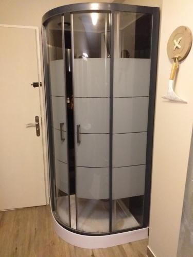 - une cabine de douche en verre dans l'établissement Longère lotoise 5 chambres, à Sénaillac-Latronquière