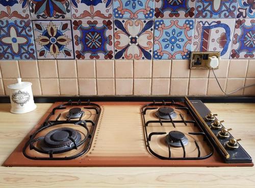 un forno a piano cottura posto sopra un bancone della cucina di Traditional Maltese House in Birgu 