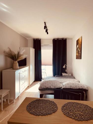 1 dormitorio con 2 camas y mesa. en Apartament na Okrzei, en Sandomierz