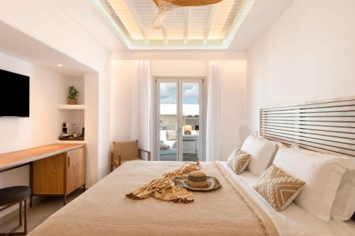 A bed or beds in a room at Elena Hotel Mykonos