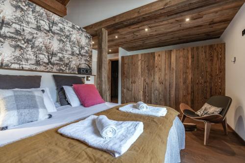 เตียงในห้องที่ Serre-Chevalier Chalet Orpin piscine cinéma sauna