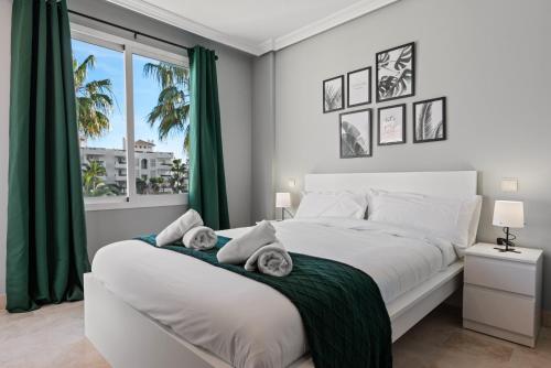 Posteľ alebo postele v izbe v ubytovaní Estepona apartment with terrace and pool by Costarentals - Ref M16