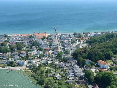 una vista aérea de una ciudad junto al agua en Villa Ambienta, en Binz