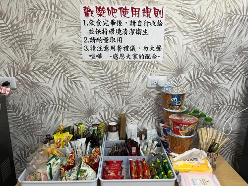Five Rabbits في Chaozhou: طاولة مع مجموعة من المواد الغذائية والمشروبات