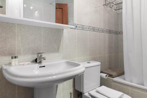 een badkamer met een wastafel en een toilet bij Marysol beachclose apartment with pool Ref 200 in Benalmádena