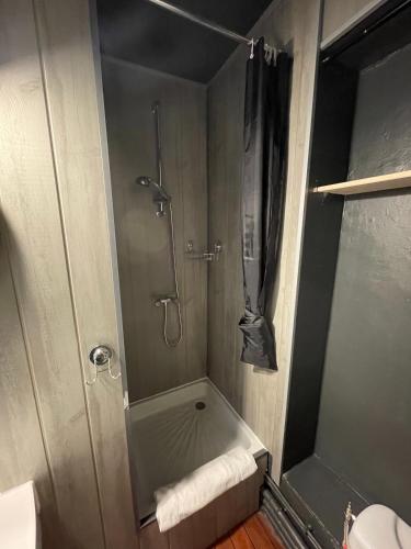 une salle de bain avec douche, baignoire et toilettes dans l'établissement Timus, Studio hyper centre ville de Caen, à Caen