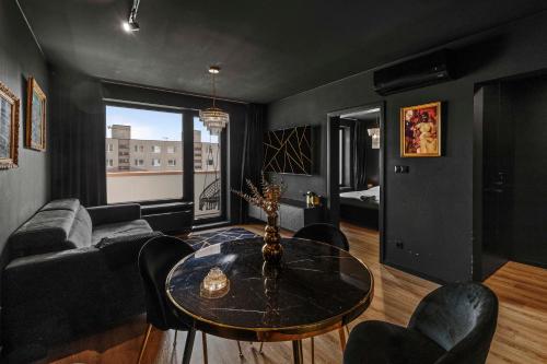LAM Black w AC & balcony