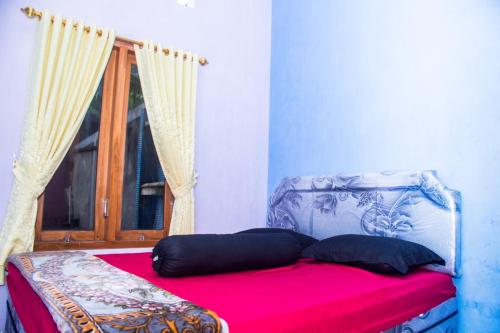 Postel nebo postele na pokoji v ubytování Omah Tamanan Homestay Jogja