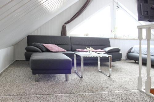 a living room with a couch and a table at Ferienhaus Windspiel in Kleeden