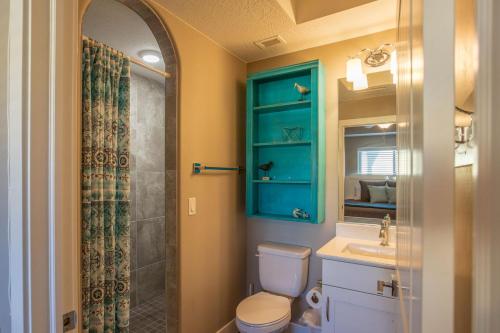 uma casa de banho com um WC, um lavatório e um chuveiro em W307 Third Floor 3-bedroom Pool View em St. George